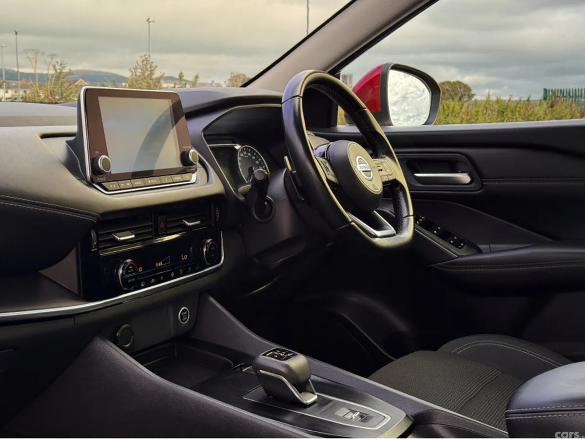 Nissan Qashqai MPV, Petrol, 2022, Red
