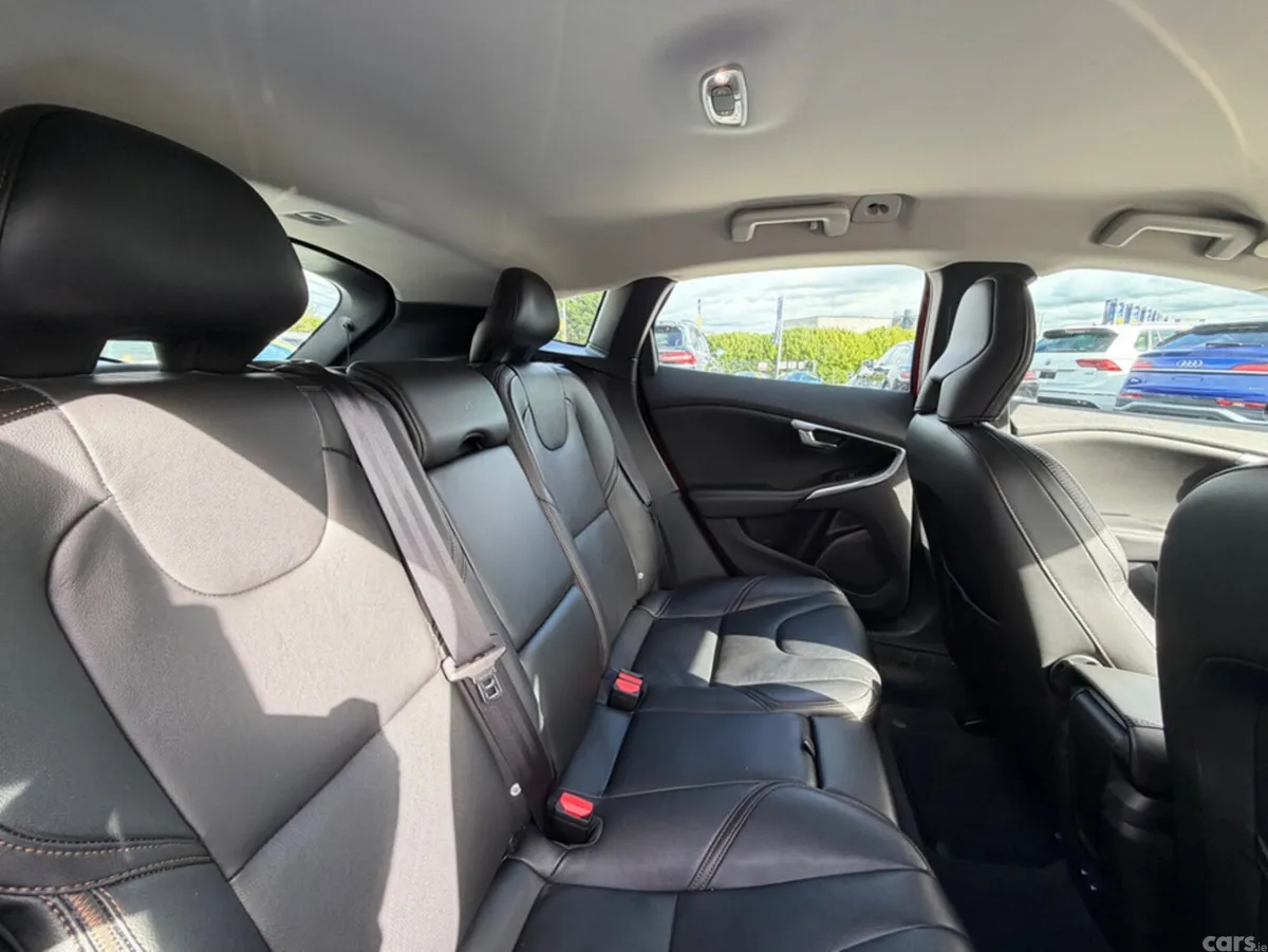 Volvo V40 Hatchback, Petrol, 2019, Red