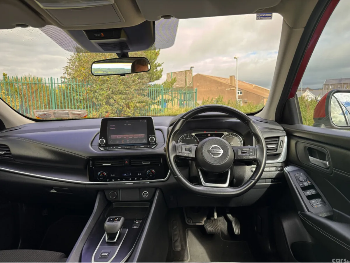 Nissan Qashqai MPV, Petrol, 2022, Red