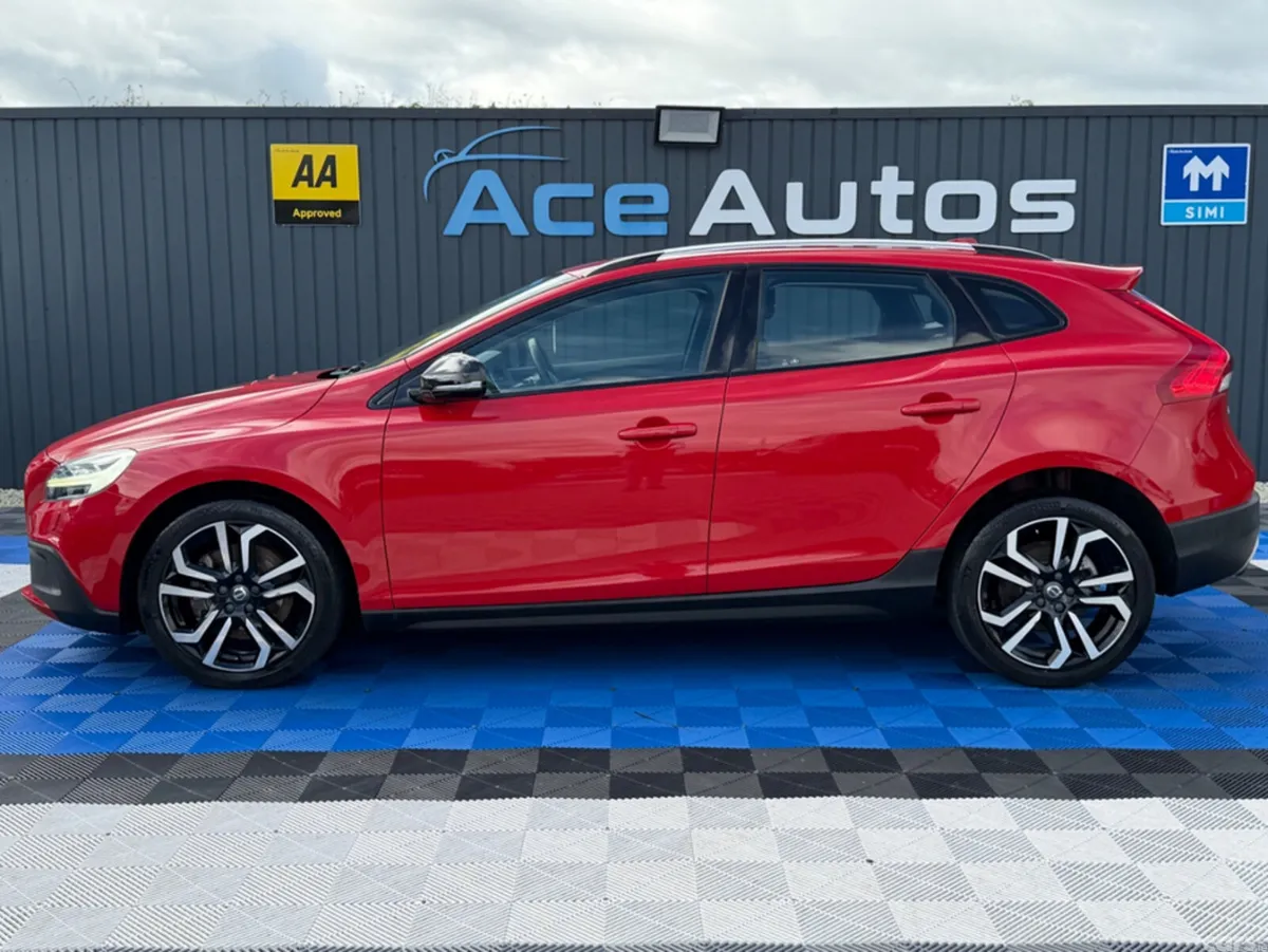 Volvo V40 Hatchback, Petrol, 2019, Red