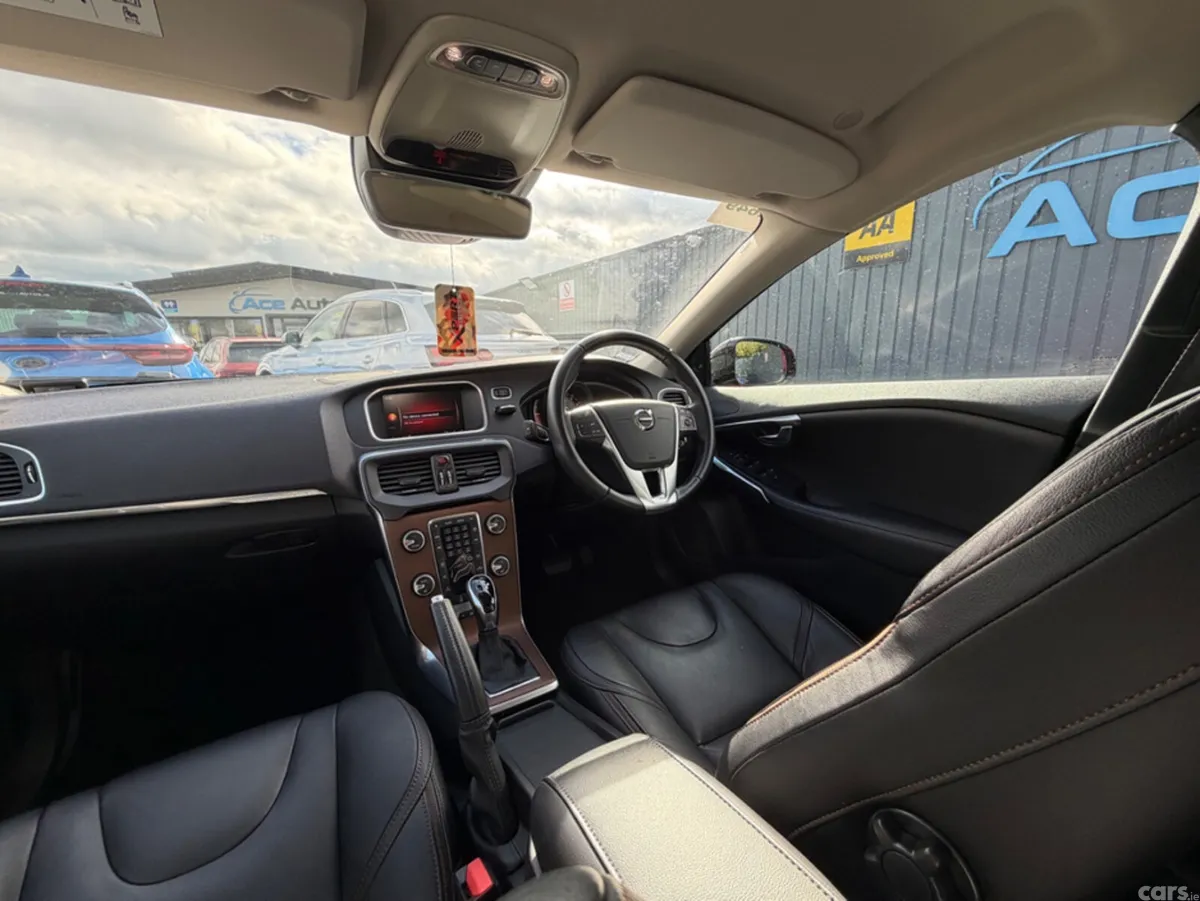 Volvo V40 Hatchback, Petrol, 2019, Red