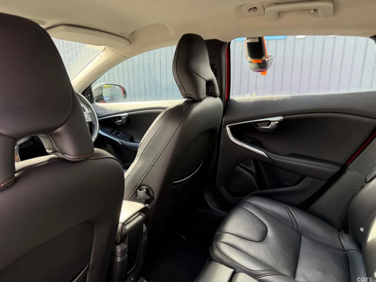 Volvo V40 Hatchback, Petrol, 2019, Red