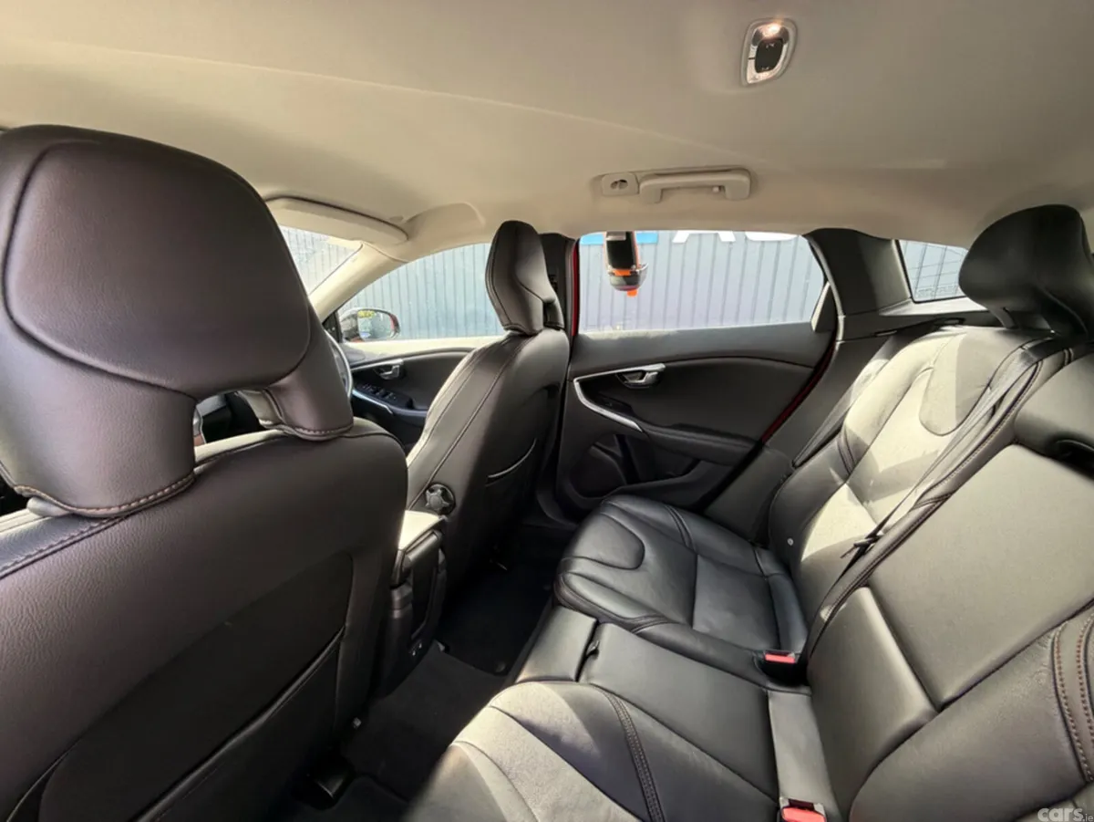 Volvo V40 Hatchback, Petrol, 2019, Red