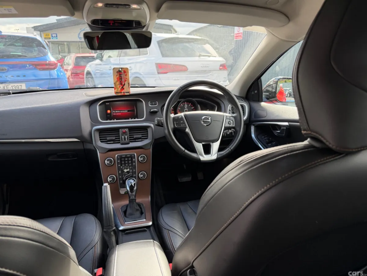 Volvo V40 Hatchback, Petrol, 2019, Red