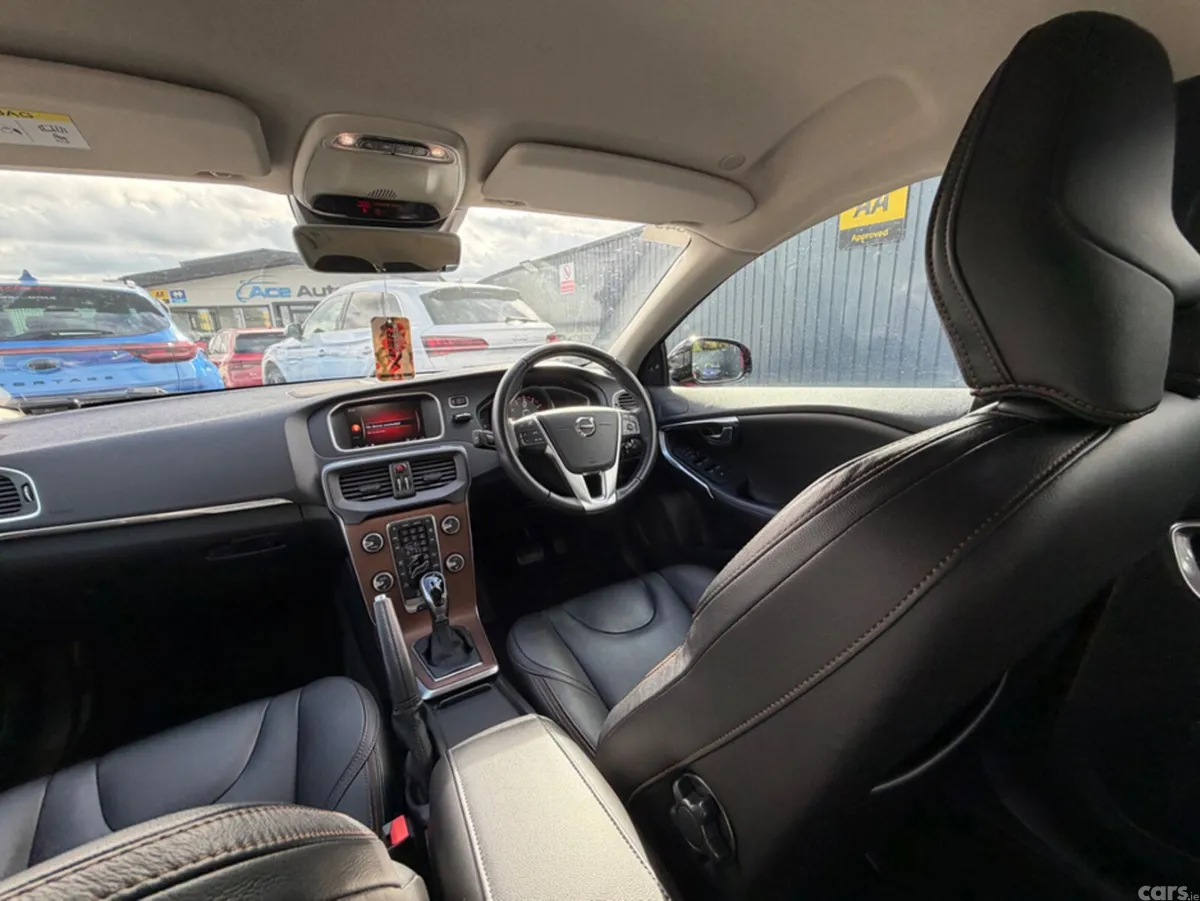 Volvo V40 Hatchback, Petrol, 2019, Red