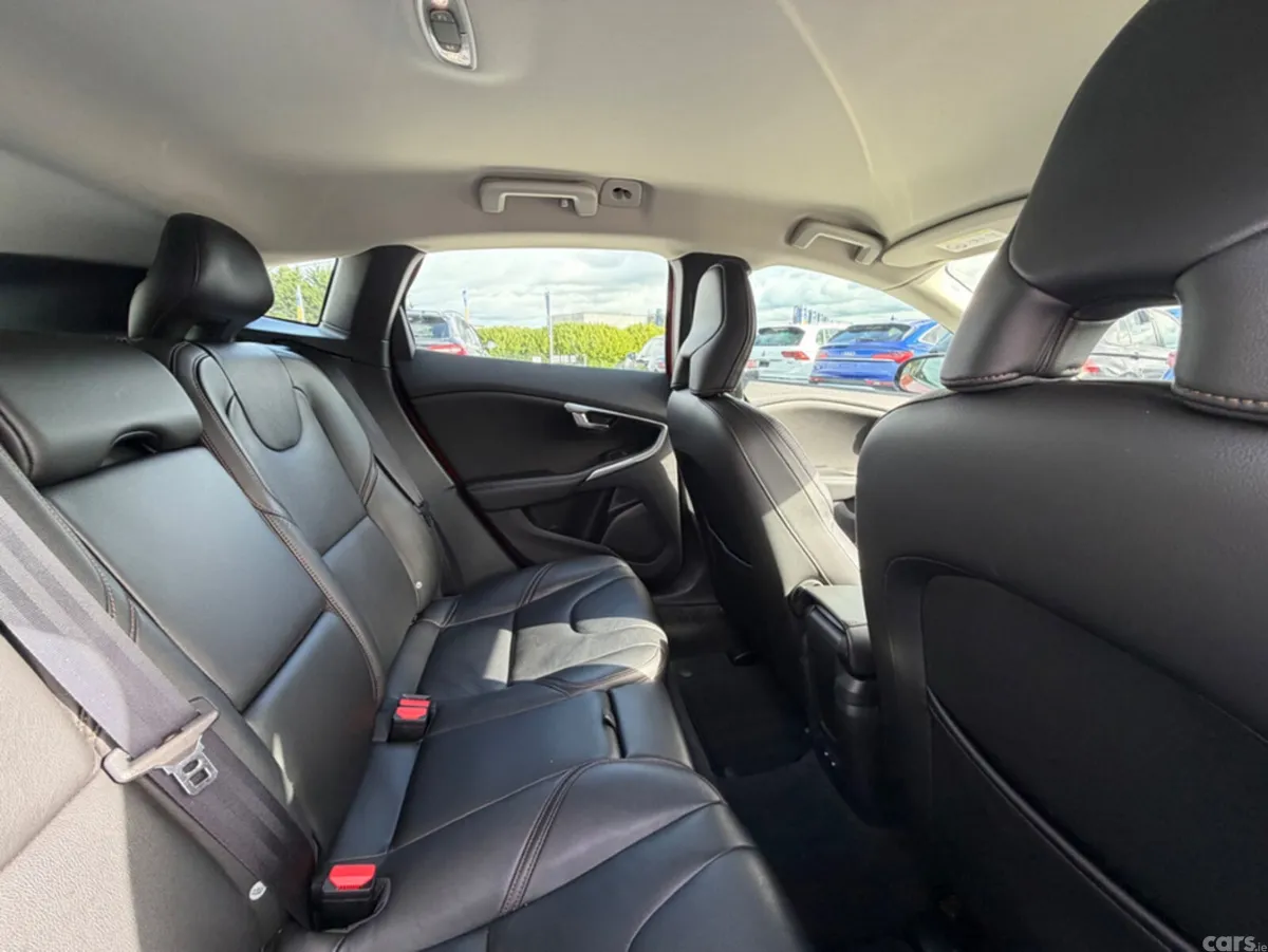 Volvo V40 Hatchback, Petrol, 2019, Red