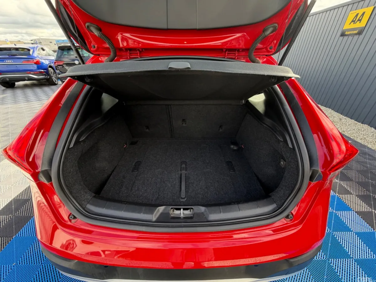 Volvo V40 Hatchback, Petrol, 2019, Red