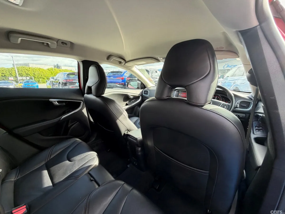 Volvo V40 Hatchback, Petrol, 2019, Red