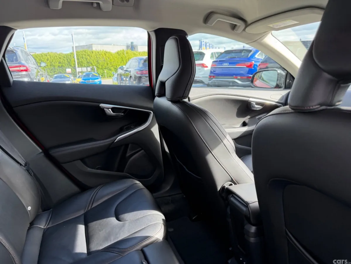 Volvo V40 Hatchback, Petrol, 2019, Red