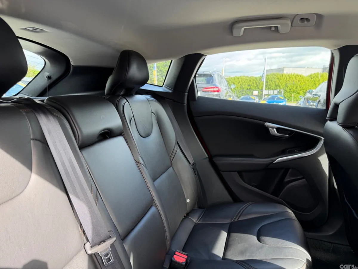 Volvo V40 Hatchback, Petrol, 2019, Red