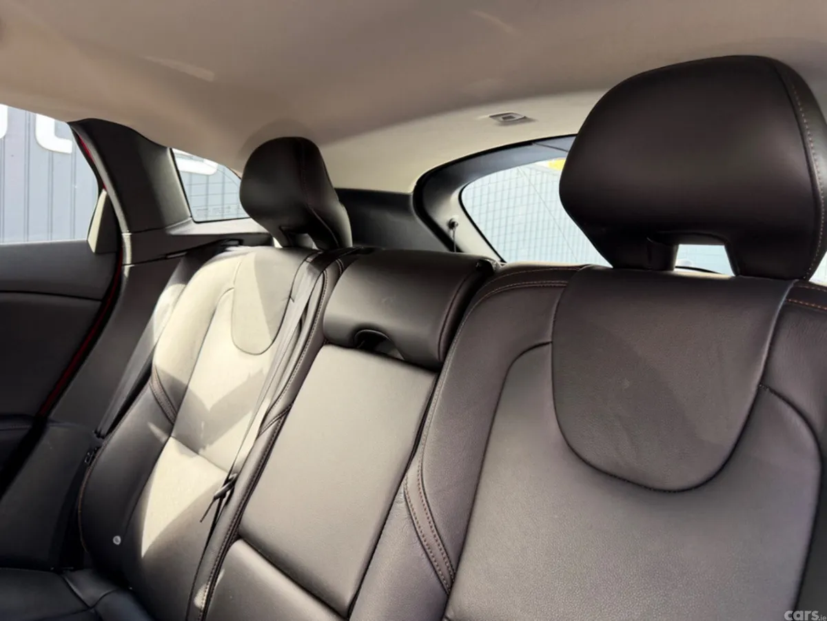 Volvo V40 Hatchback, Petrol, 2019, Red
