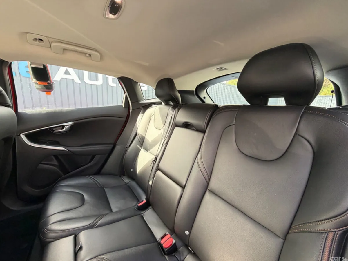 Volvo V40 Hatchback, Petrol, 2019, Red