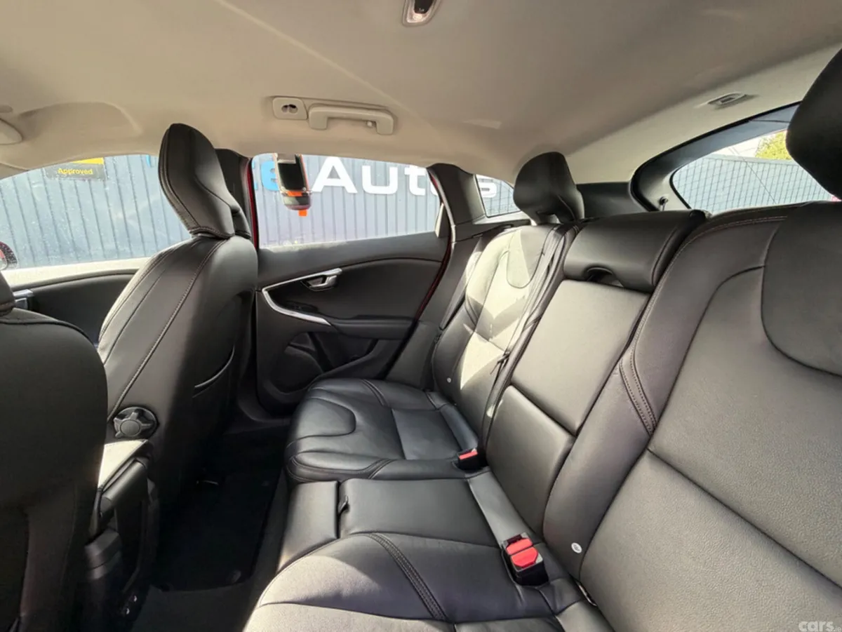 Volvo V40 Hatchback, Petrol, 2019, Red