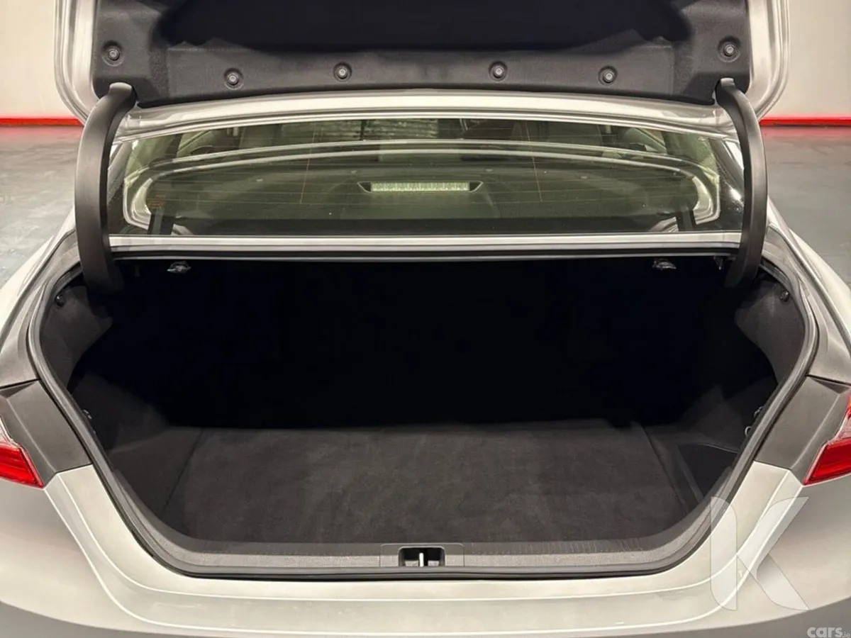 Toyota Camry Saloon, Petrol Hybrid, 2018, Silver