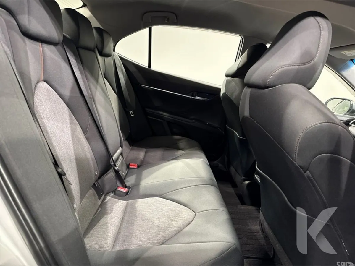 Toyota Camry Saloon, Petrol Hybrid, 2018, Silver