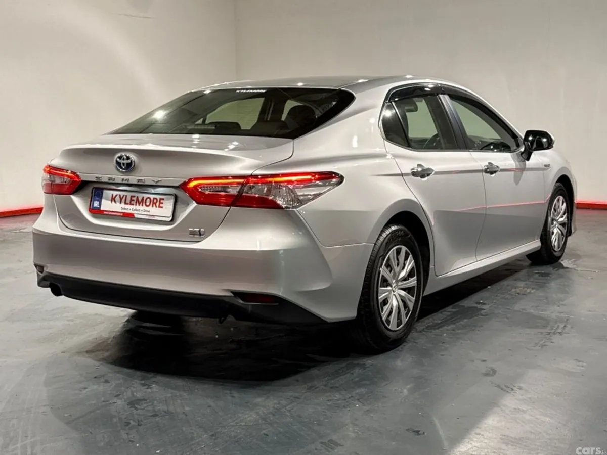 Toyota Camry Saloon, Petrol Hybrid, 2018, Silver