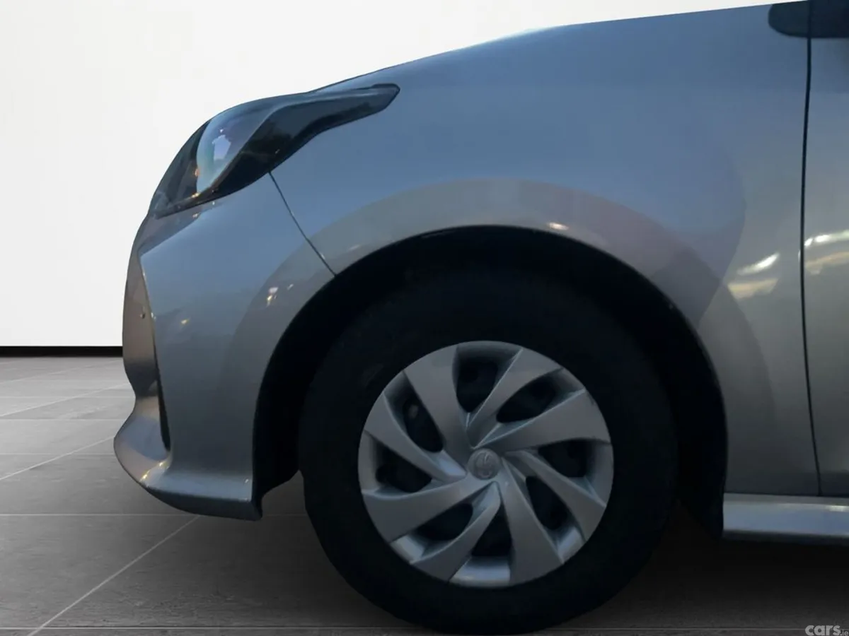 Toyota Yaris Hatchback, Petrol Hybrid, 2021, Silver