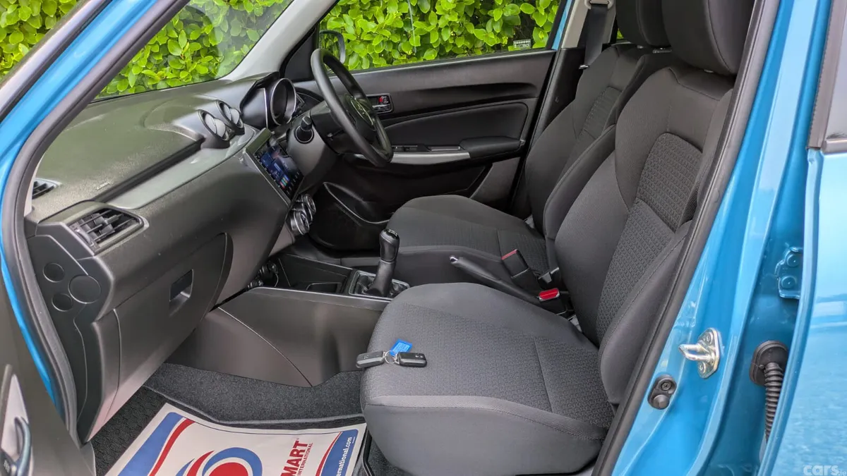 Suzuki Swift Hatchback, Petrol, 2017, Blue