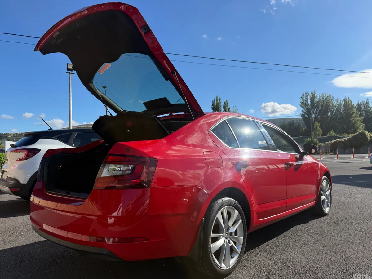 Skoda Octavia Saloon, Diesel, 2020, Red