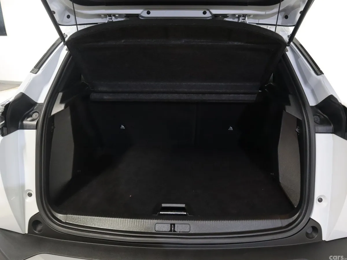 Peugeot 2008 MPV, Petrol, 2024, White