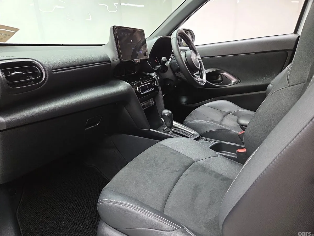 Toyota Yaris Cross Estate, Petrol Hybrid, 2024, White