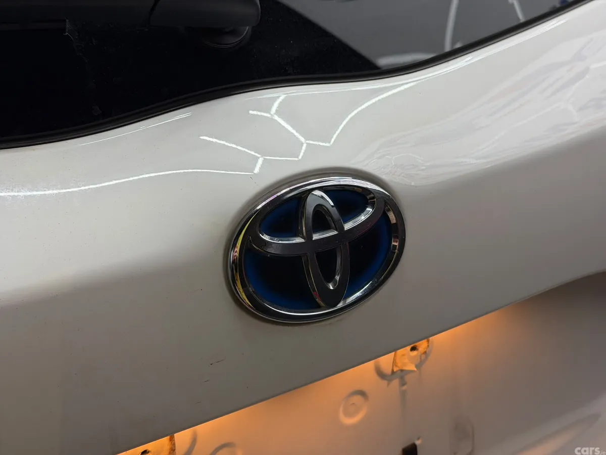 Toyota Vitz Hatchback, Petrol Hybrid, 2017, White