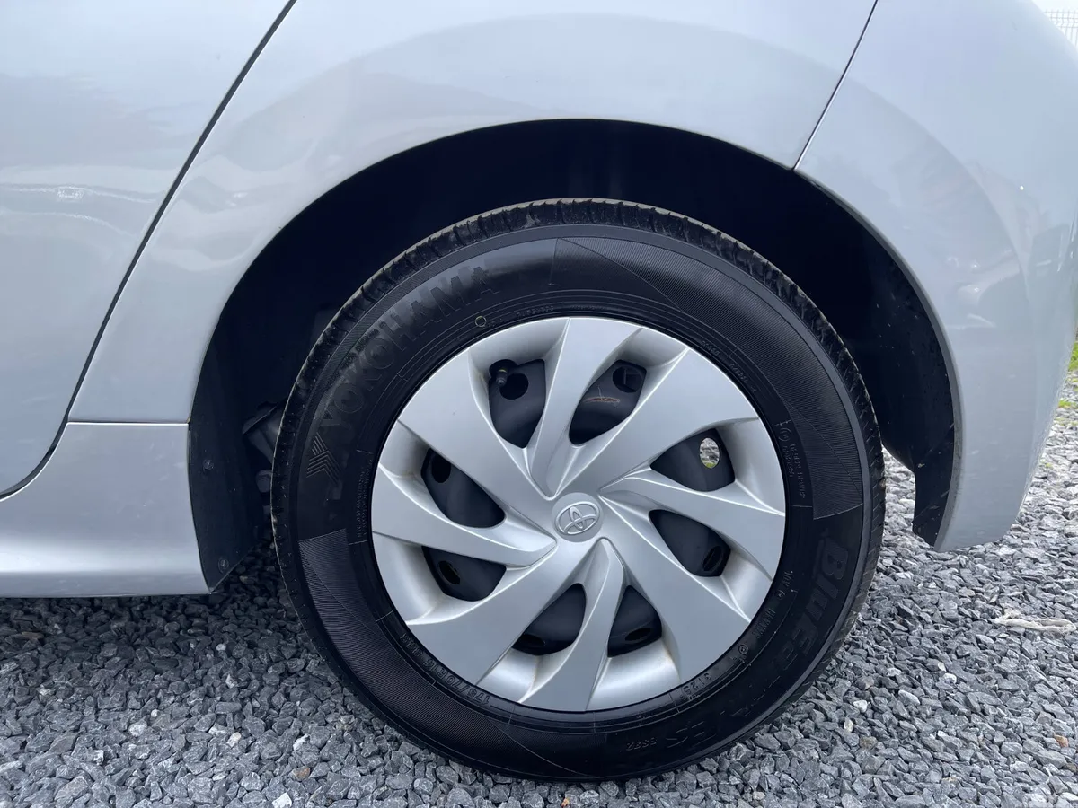 Toyota Yaris Hatchback, Petrol Hybrid, 2021, Silver