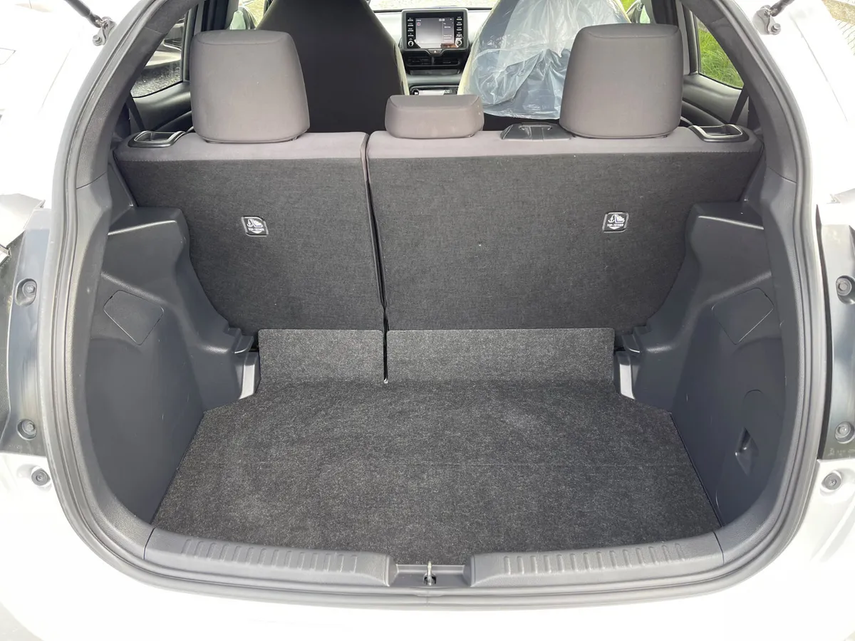 Toyota Yaris Hatchback, Petrol Hybrid, 2021, Silver