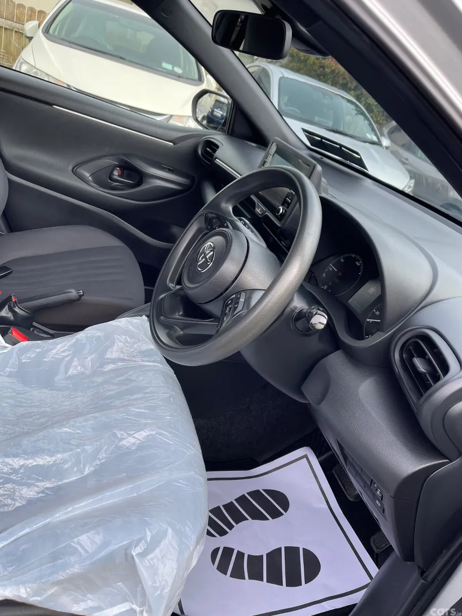 Toyota Yaris Hatchback, Petrol Hybrid, 2021, Silver