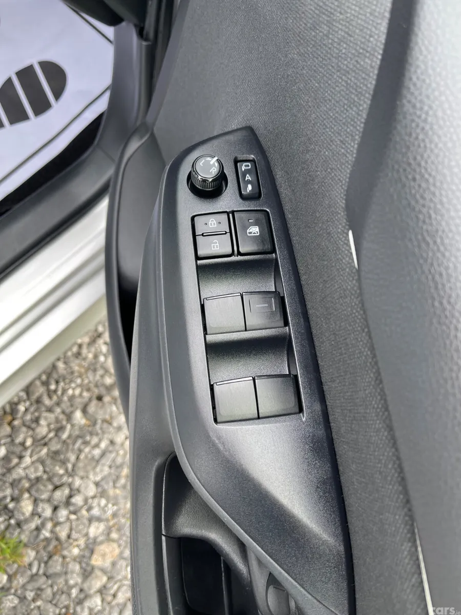Toyota Yaris Hatchback, Petrol Hybrid, 2021, Silver
