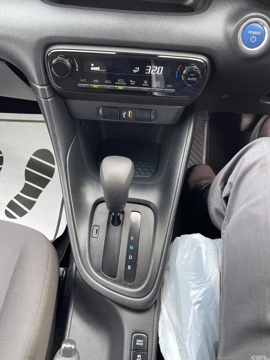 Toyota Yaris Hatchback, Petrol Hybrid, 2021, Silver