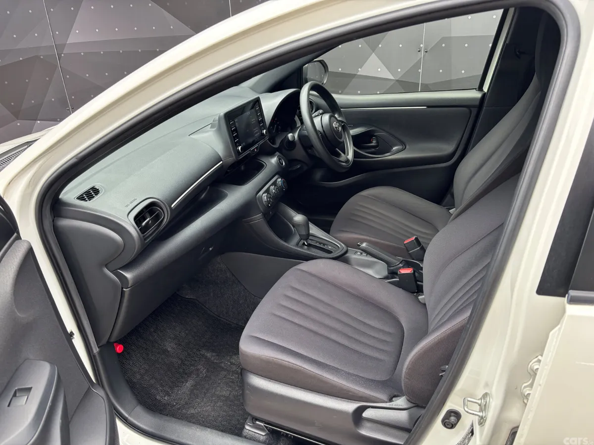 Toyota Yaris Hatchback, Petrol, 2021, White