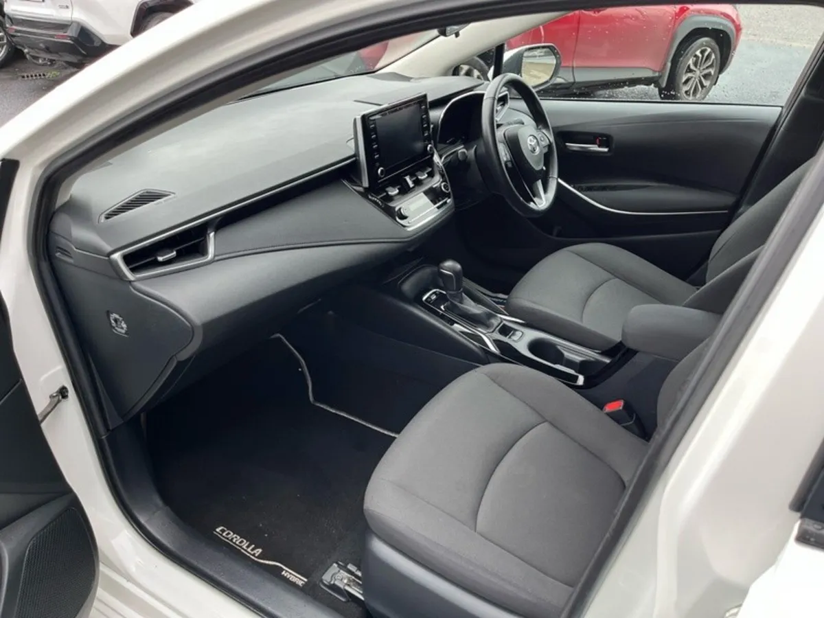 Toyota Corolla Saloon, Petrol Hybrid, 2019, White