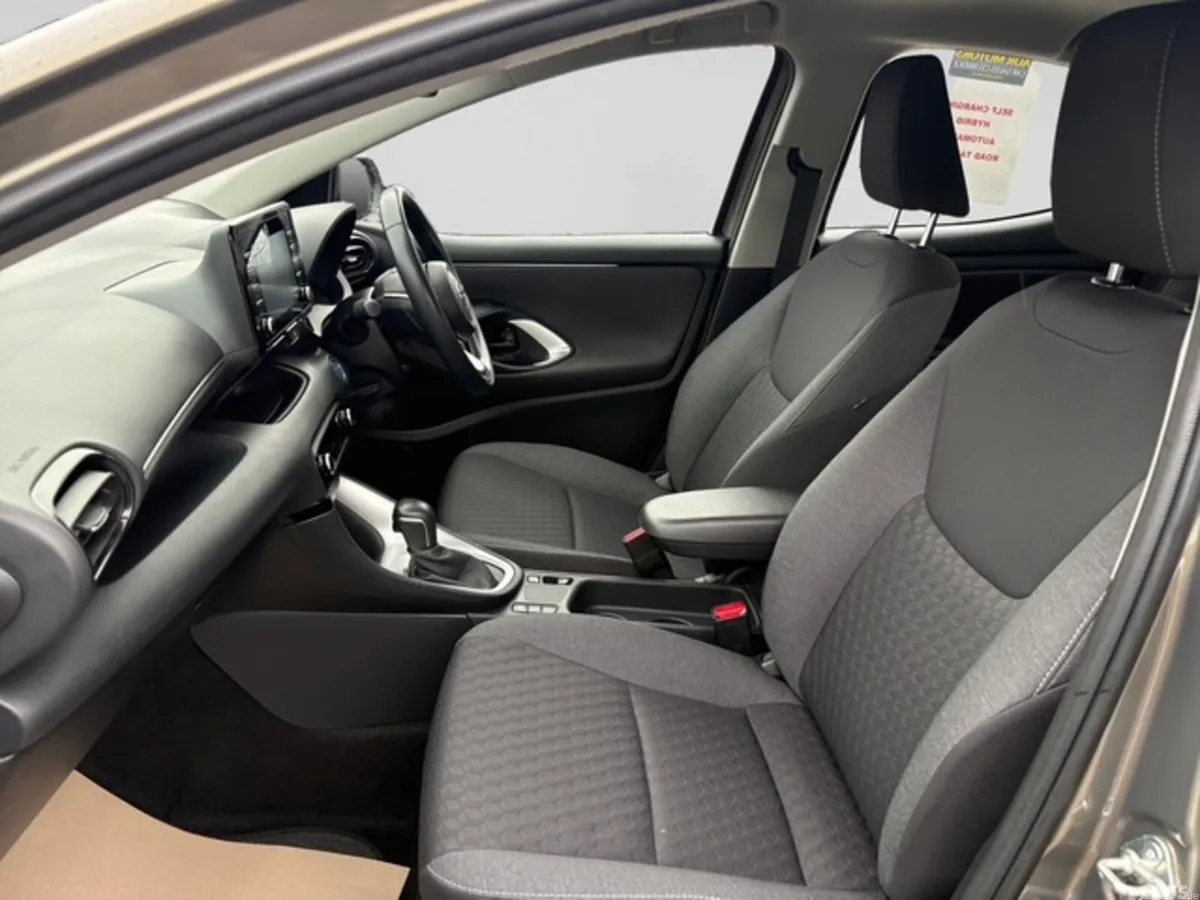 Toyota Yaris Hatchback, Petrol Hybrid, 2023, Green