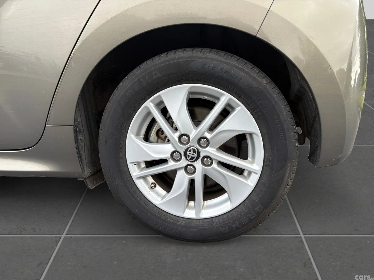 Toyota Yaris Hatchback, Petrol Hybrid, 2023, Green