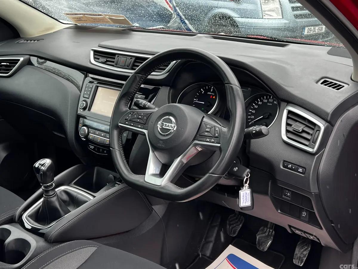Nissan Qashqai MPV, Diesel, 2019, Red