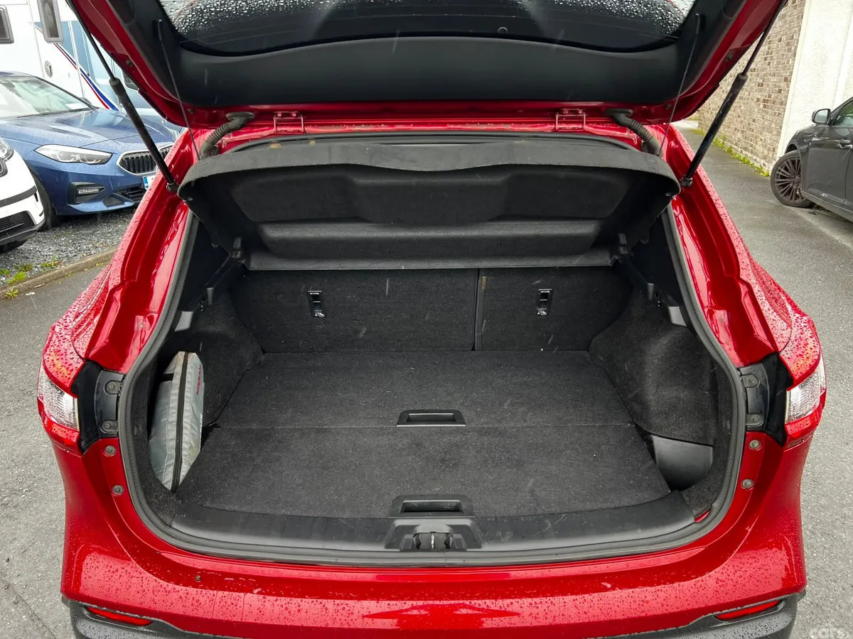 Nissan Qashqai MPV, Diesel, 2019, Red
