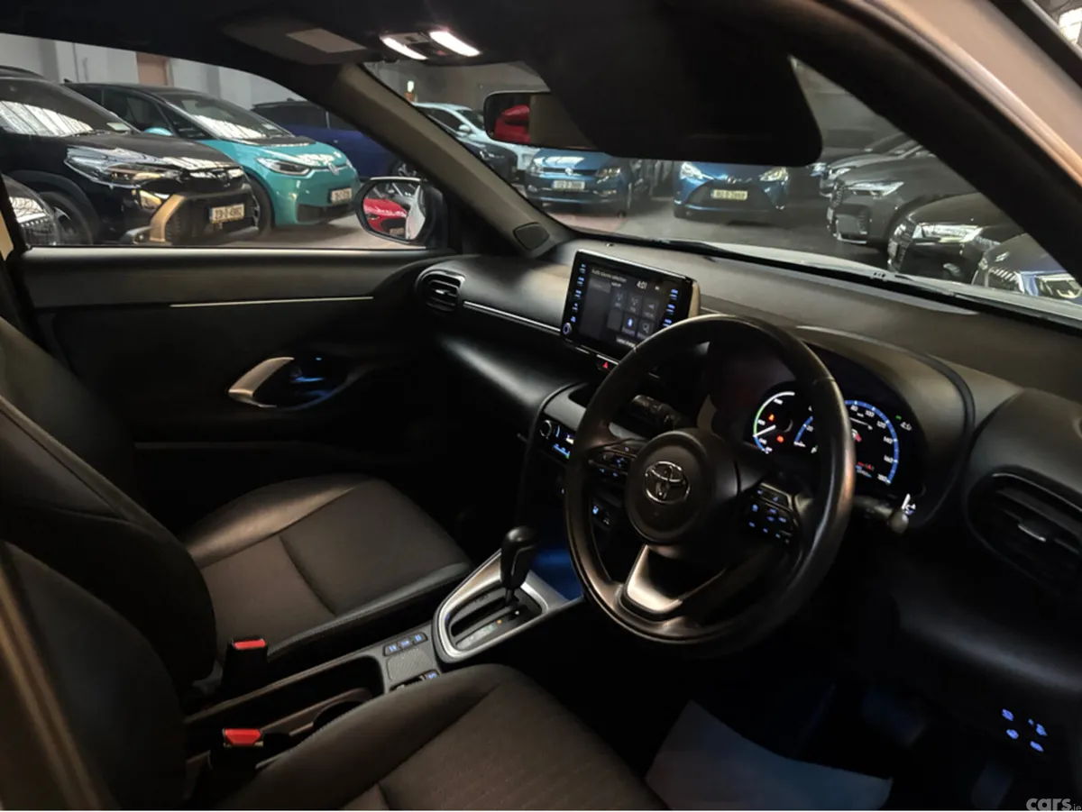 Toyota Yaris Cross Hatchback, Petrol Hybrid, 2023, White