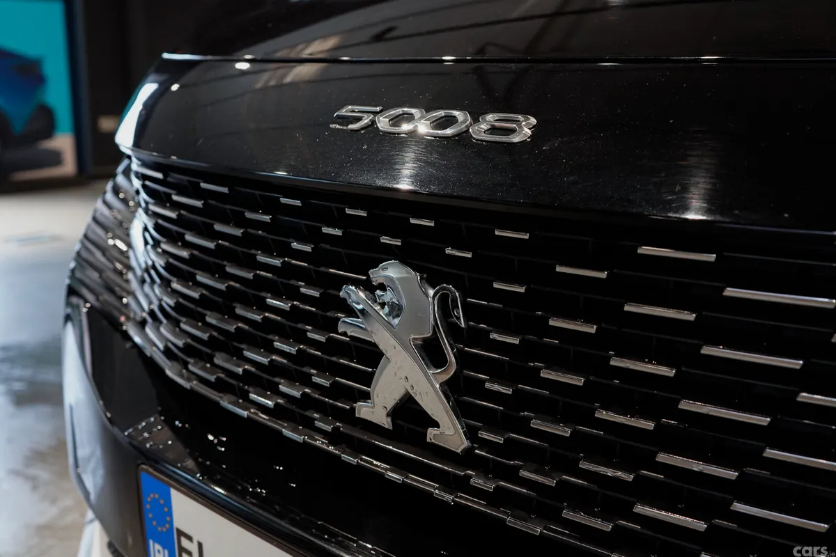 Peugeot 5008 MPV, Diesel, 2023, Black