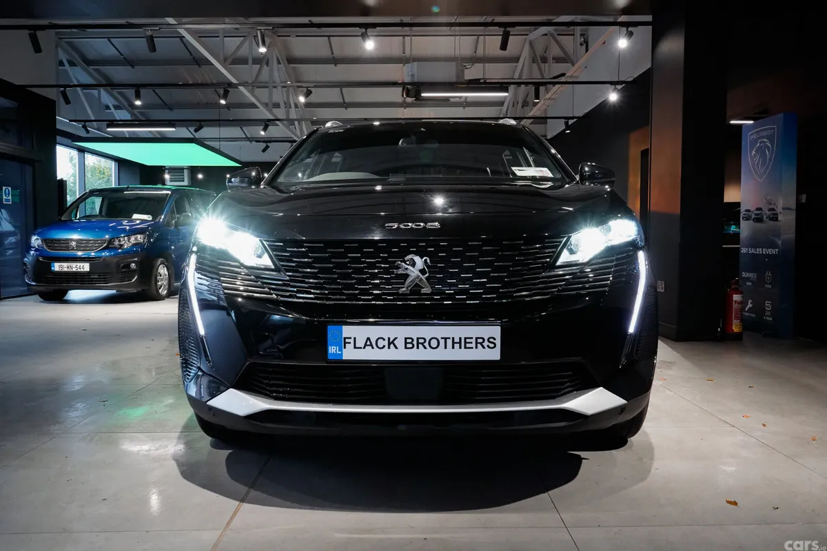 Peugeot 5008 MPV, Diesel, 2023, Black
