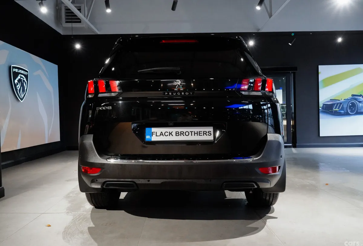 Peugeot 5008 MPV, Diesel, 2023, Black