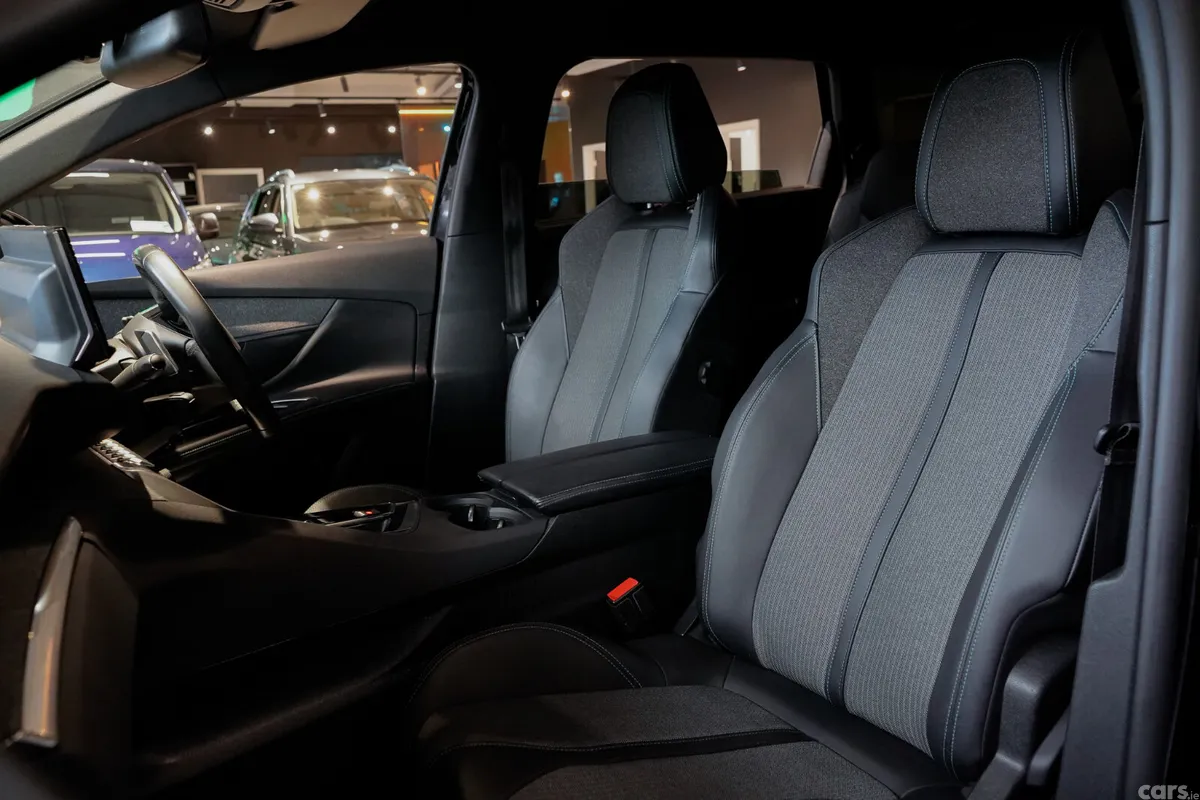 Peugeot 5008 MPV, Diesel, 2023, Black