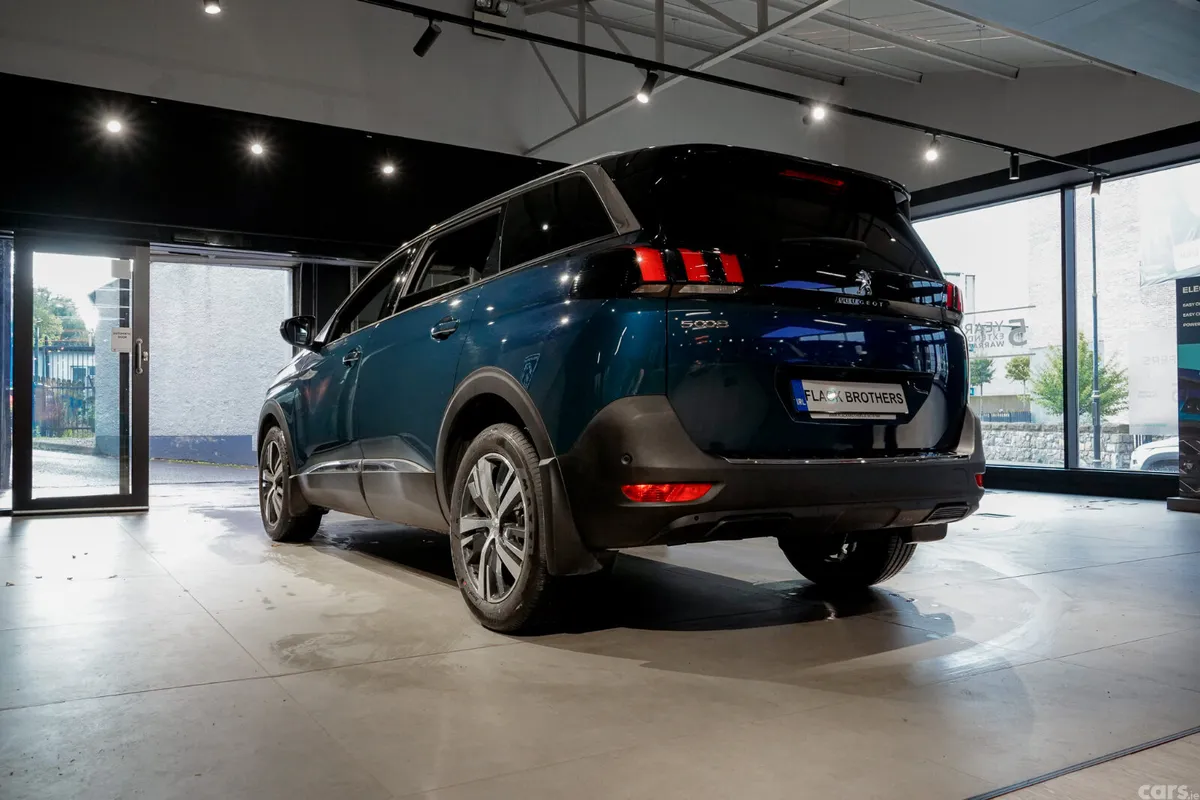 Peugeot 5008 MPV, Diesel, 2023, Blue