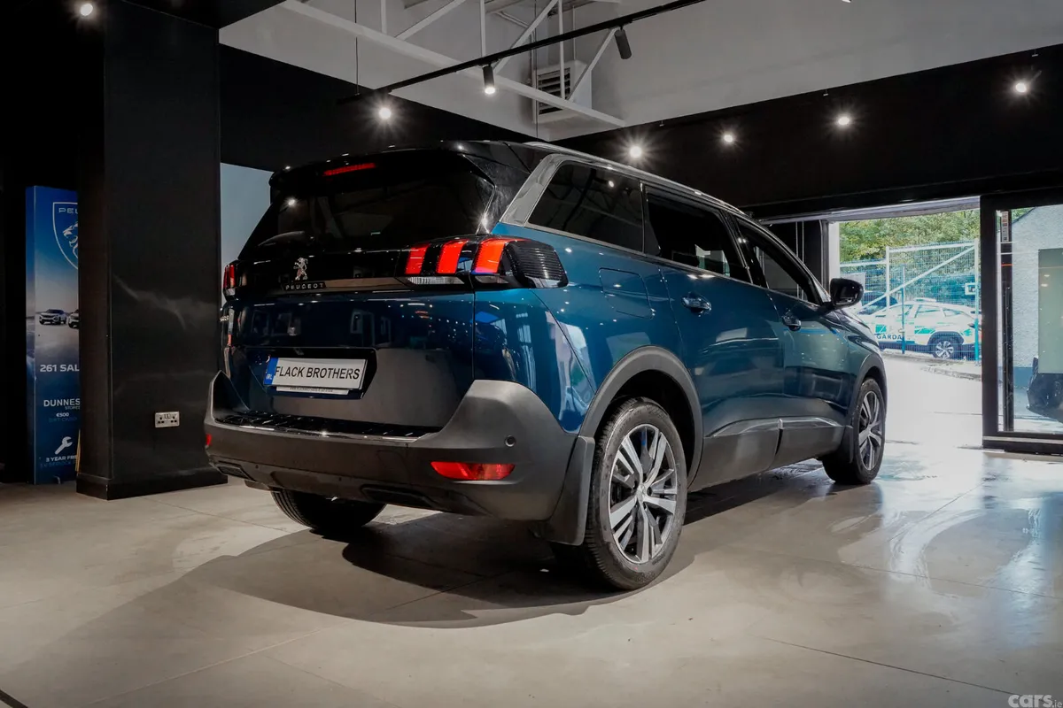 Peugeot 5008 MPV, Diesel, 2023, Blue