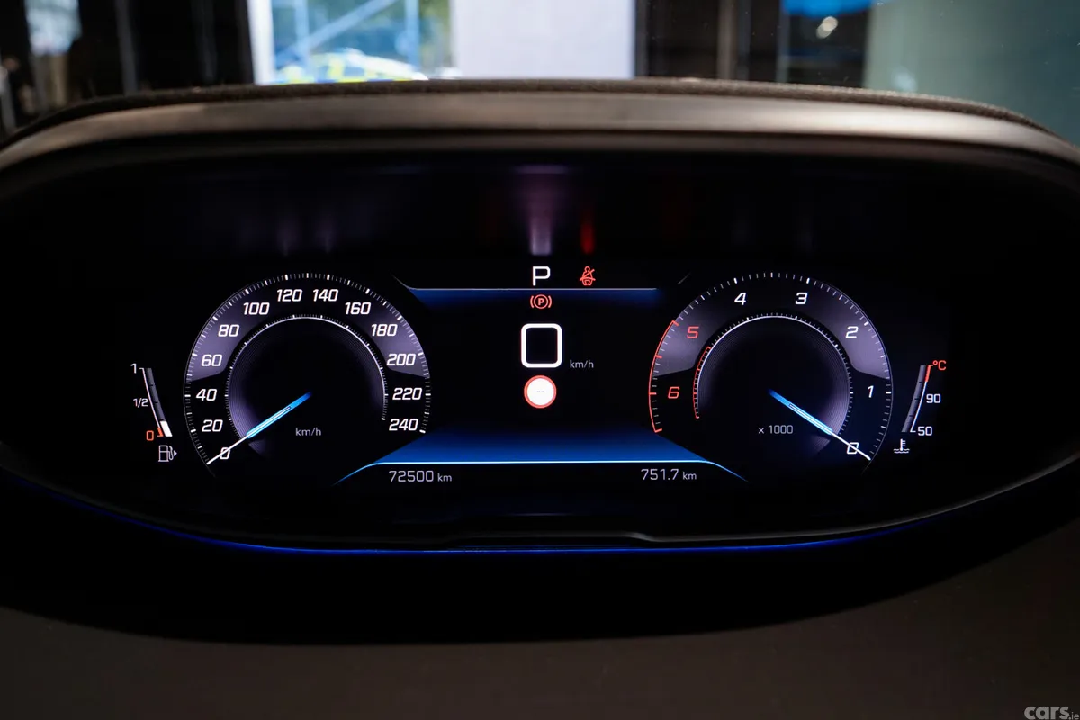 Peugeot 5008 MPV, Diesel, 2023, Blue