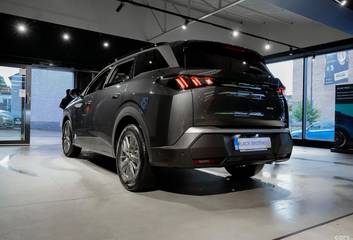 Peugeot 5008 MPV, Petrol Hybrid, 2026, Grey
