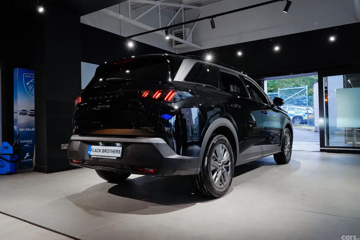 Peugeot 5008 MPV, Petrol Hybrid, 2026, Black