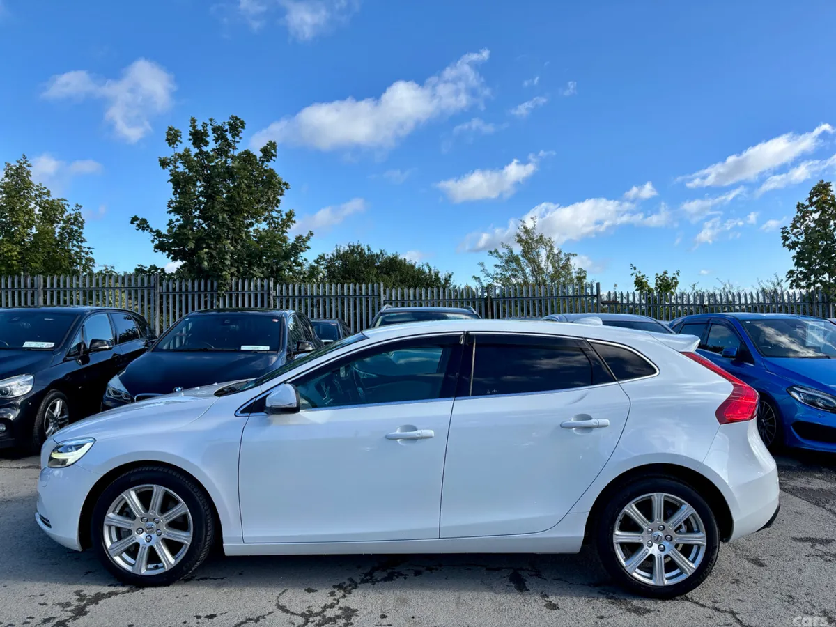 Volvo V40 Hatchback, Diesel, 2018, White