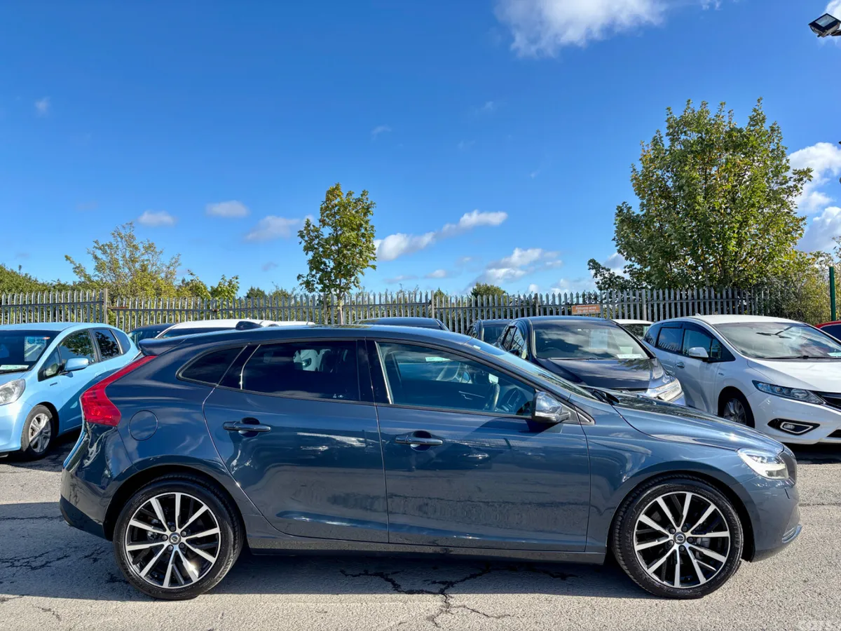 Volvo V40 Hatchback, Diesel, 2018, Blue