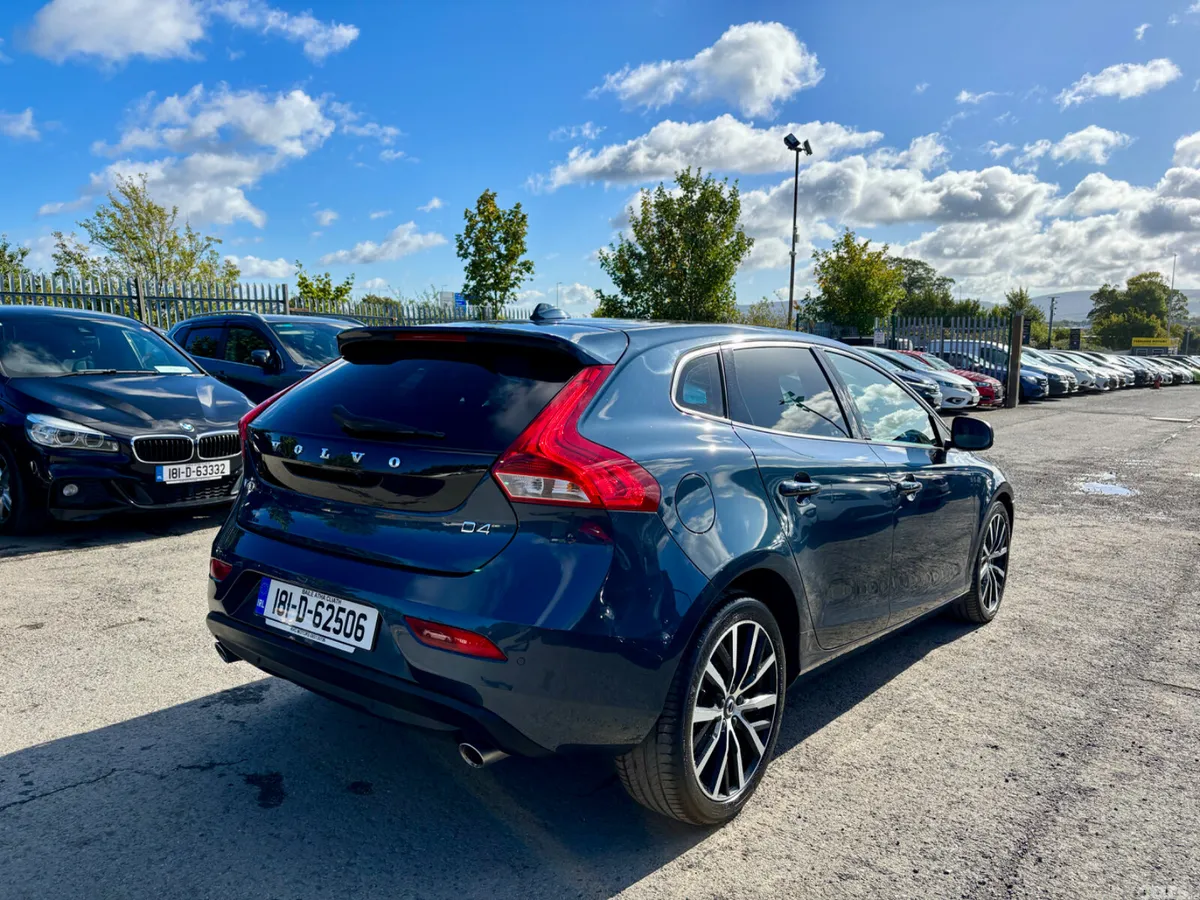 Volvo V40 Hatchback, Diesel, 2018, Blue